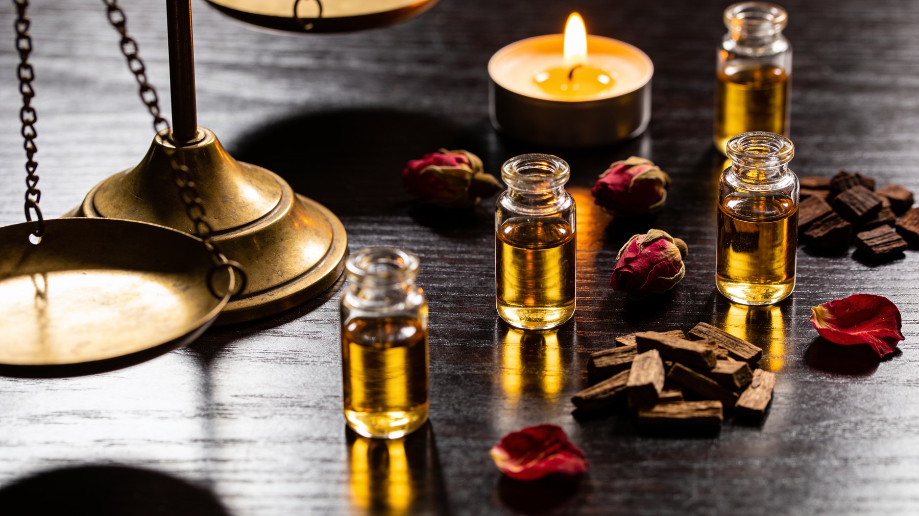 طاولة معطر الدار بأدواتها النحاسية